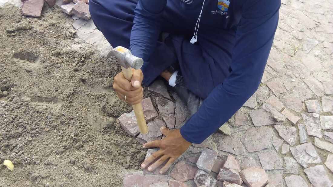 Recolocação de pedras portuguesas na praça do Carmo, em Olinda, é feita por reeducandos