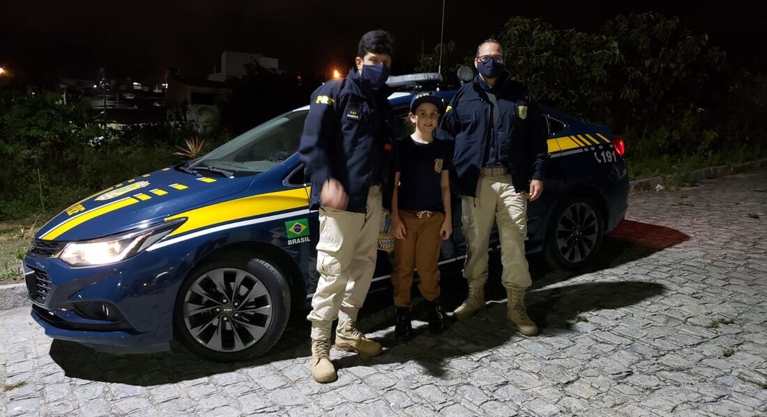 Valentina, ladeada por agentes da Polícia Rodoviária Federal em Caruaru