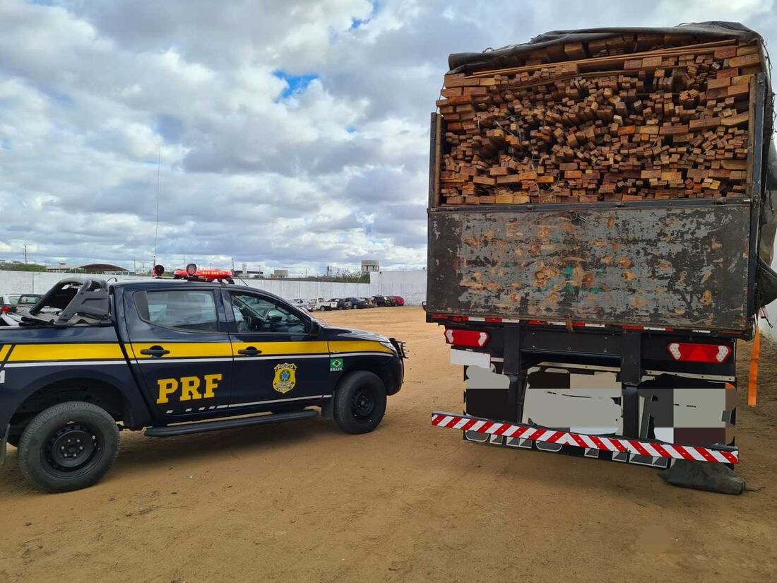 Caminhão com carga irregular de madeira saiu do Pará com destino a Petrolina