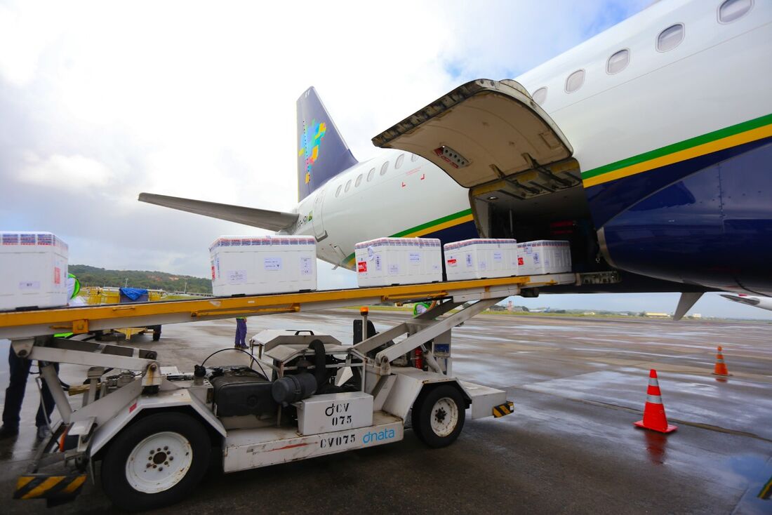 Avião com lote de vacinas contra a Covid-19