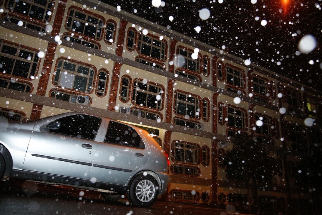 A cidade de Caxias do Sul, RS, registra queda de neve na noite desta terça-feira (28)