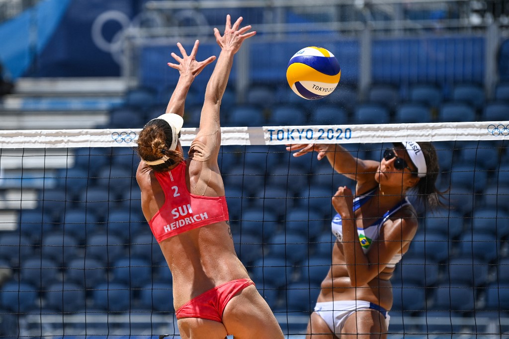 Com eliminação da dupla, Brasil não tem mais chances de pódio no vôlei de praia feminino 