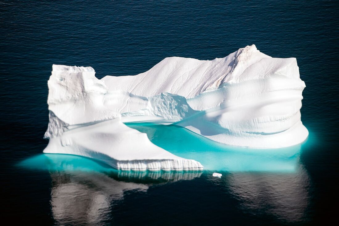 Iceberg flutuando próximo a Groenlândia 