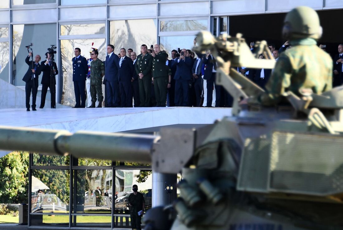 Bolsonaro assistindo ao desfile de blindados 