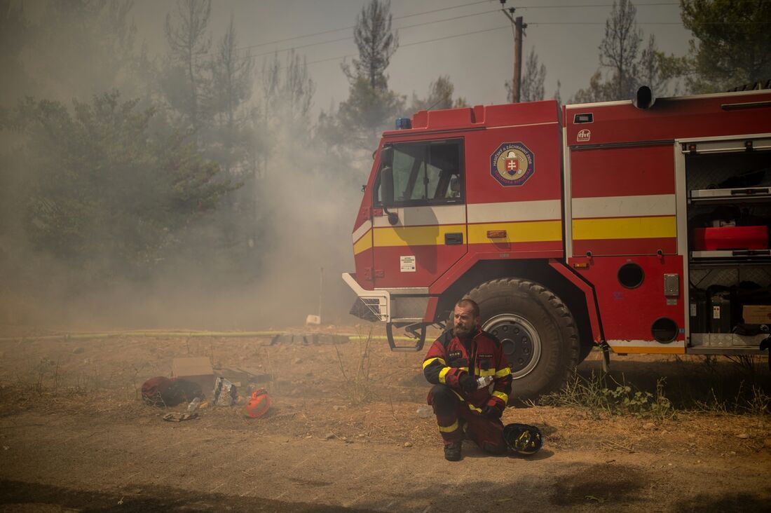 Bombeiro da Eslováquia durante esforços para controlar incêndios na Grécia