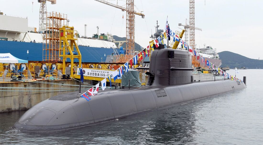 Submarino é equipado com seis tubos de lançamento verticais que podem disparar mísseis balísticos