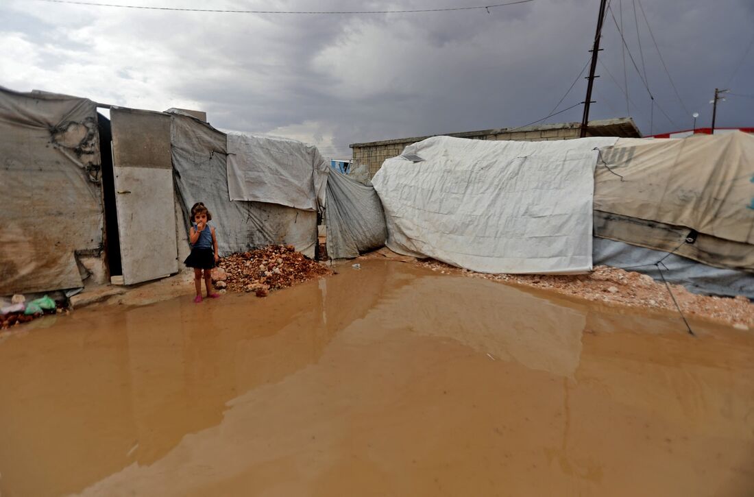 Criança síria na lama após chuvas torrenciais