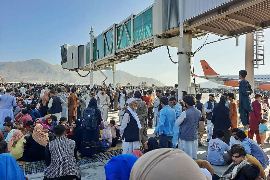 Aeroporto lotado no Afeganistão