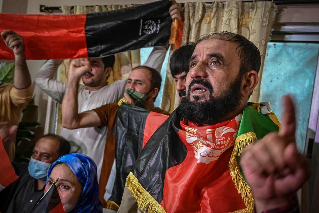 Afegãos em protesto em casa contra o Taleban