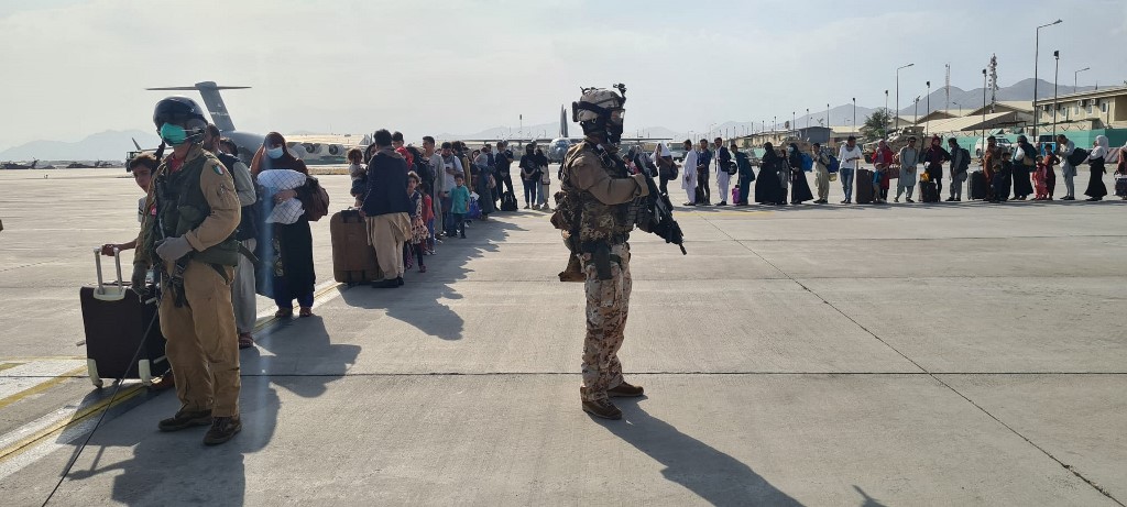 Milhares de pessoas em fila para embarcar em avião da Força Aérea da Itália e deixar o Afeganistão