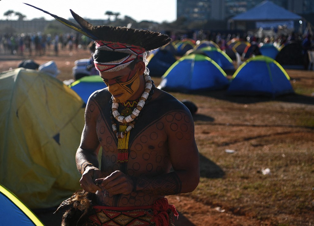 Membro da tribo Pataxo em acampamento de protesto em Brasília