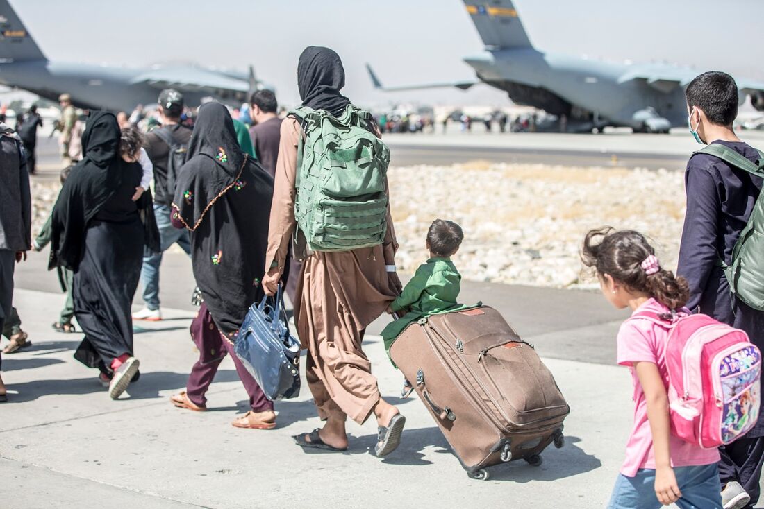 Afegãos no aeroporto de Kabul