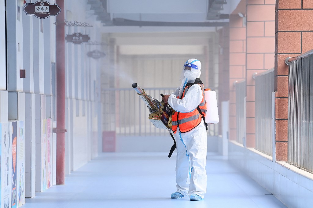 Sanitização de escola em Wuhan, na China