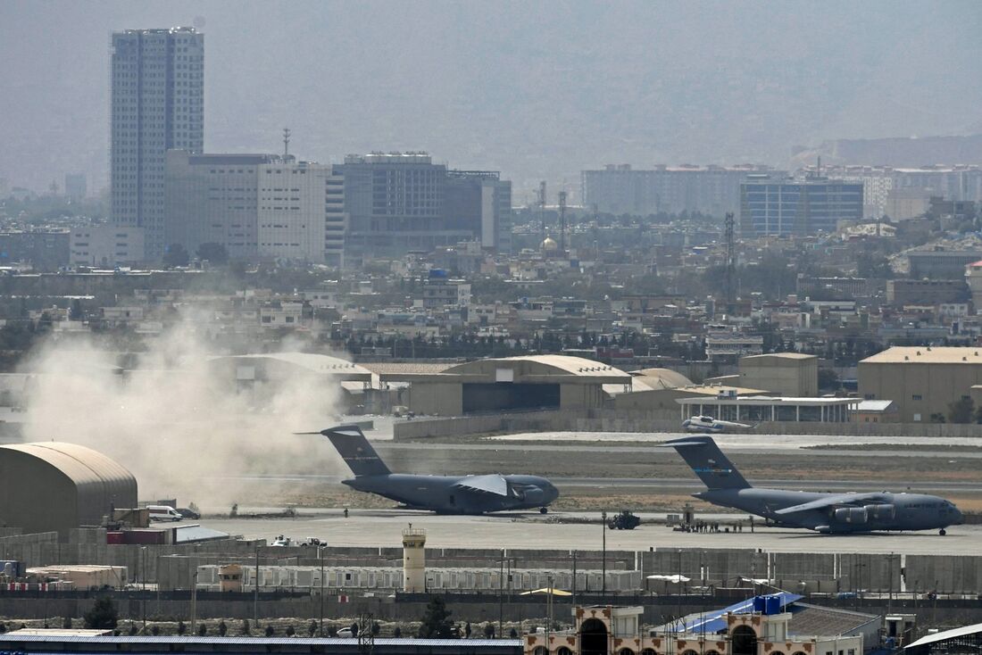 Aviões americanos na pista do aeroporto de Cabul