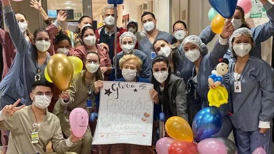 Glória Menezes foi homenageada na saída do hospital