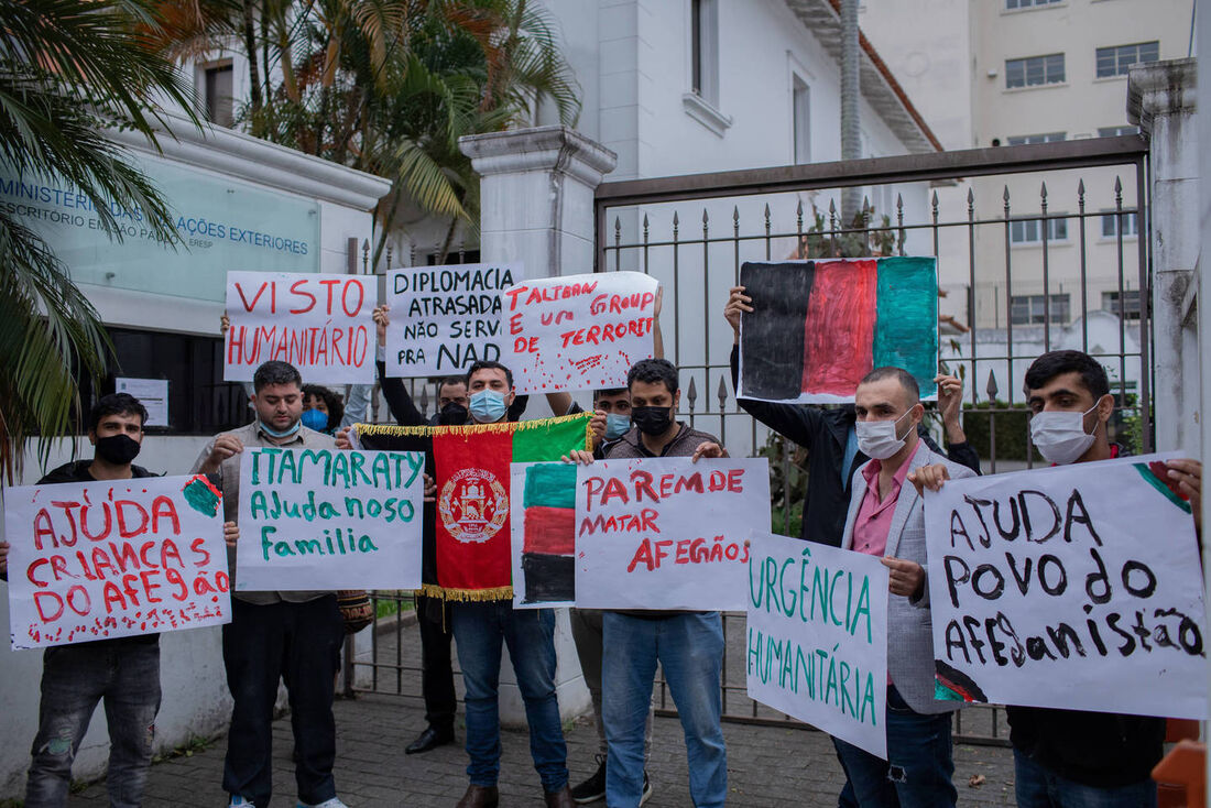 Afegãos que moram em São Paulo durante protesto na porta do escritório do Itamaraty