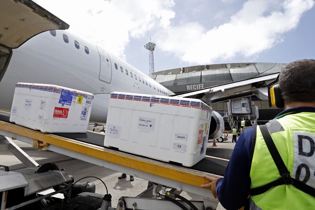 Novo lote de vacinas da Atrazeneca chegam em Pernambuco