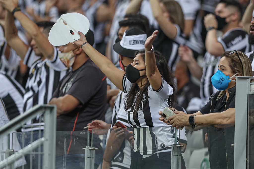 Torcedores na volta do público ao Mineirão