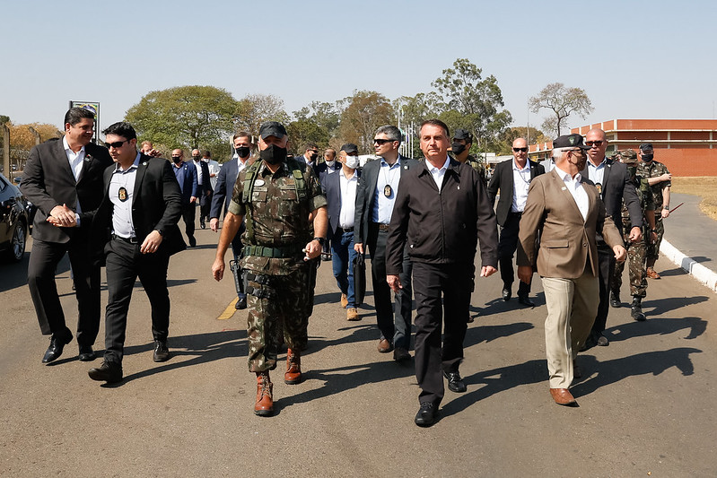 Sem máscara, Bolsonaro participa de solenidade de passagem do Comando de Operações Especiais do Exército