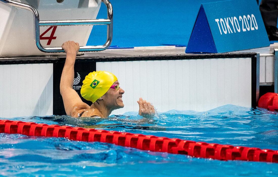 Carol Santiago é ouro e encerra jejum de 17 anos na natação feminina