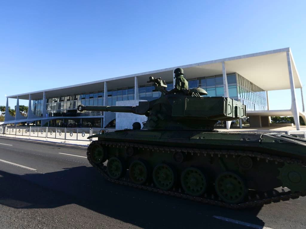 Comboio com veículos blindados e armamentos passa pela Esplanada dos Ministérios