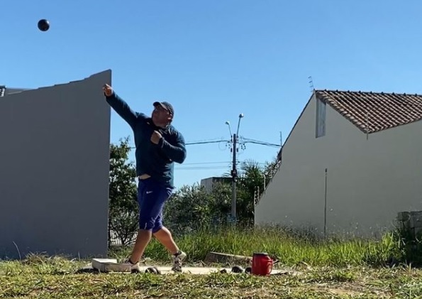 Darlan treinando em terreno ao lado de sua casa, em São Paulo