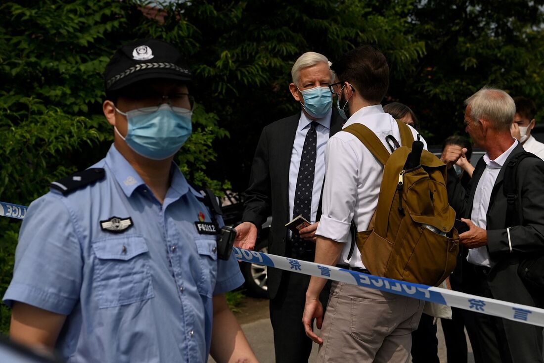 Embaixador Canadense Dominic Barton foi até o presídio onde Spavor está preso