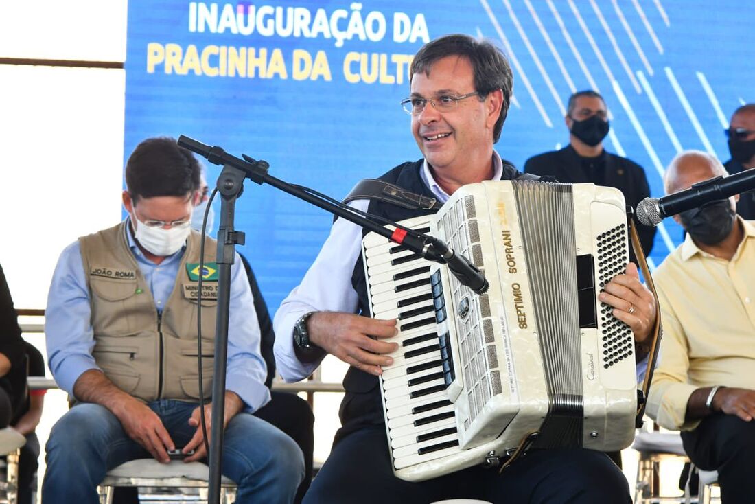 Machado apareceu com sua sanfona e fez questão de dar uma palinha para o apresentador Luís Ernesto Lacombe 