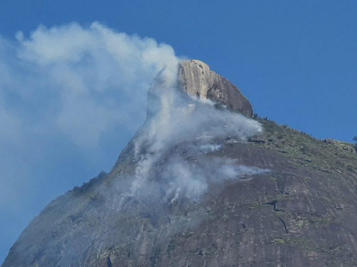 Incêndio florestal na Pedra da Gávea, no Rio de Janeiro