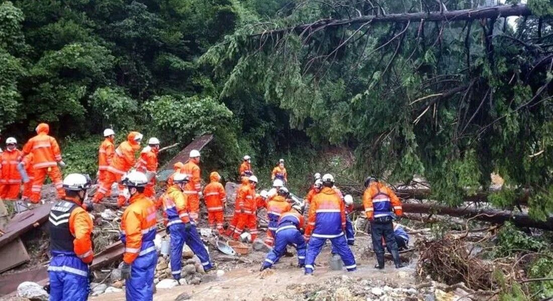 Socorristas trabalham em área de deslizamento