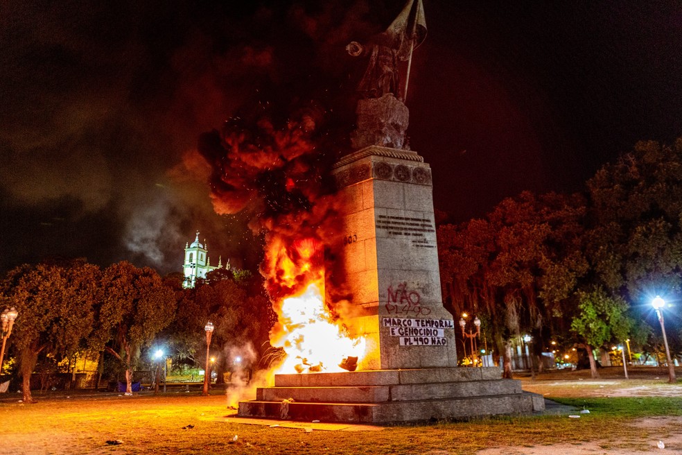 Estátua de Pedro Álvares Cabral é incendiada no Rio de Janeiro