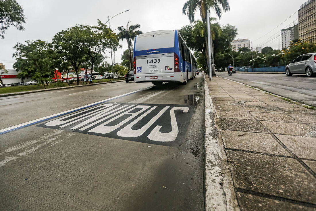 Faixa Azul na avenida Agamenon Magalhães