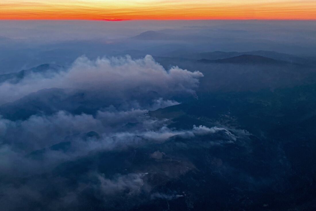 Nuvem de fumaça nas florestas da Turquia