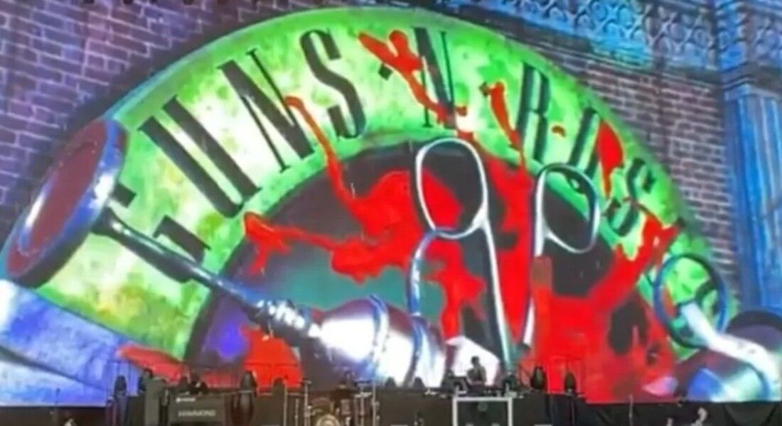 Guns N' Roses exibem mensagem pró-vacina