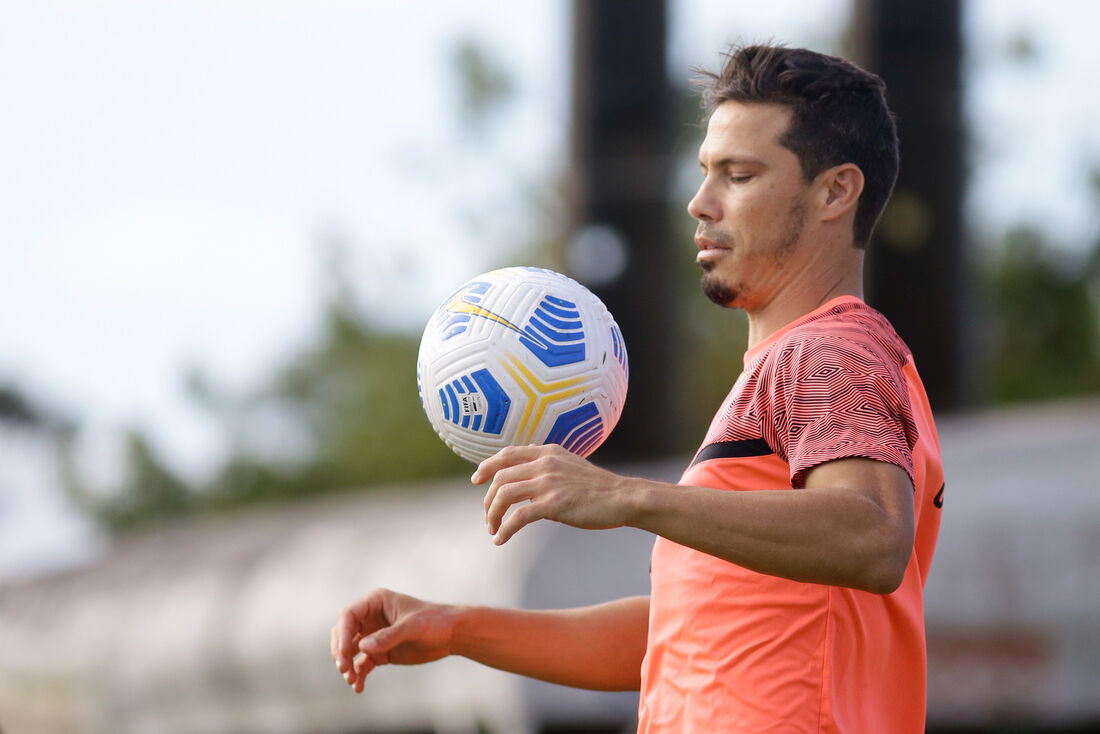 Hernanes durante treino no CT do Sport