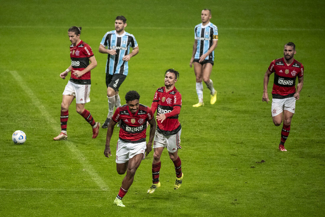 Vitinho entrou no segundo tempo para anotar um gol e duas assistência