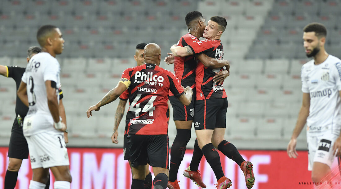 Paranaenses venceram e estão em vantagem sobre o Santos