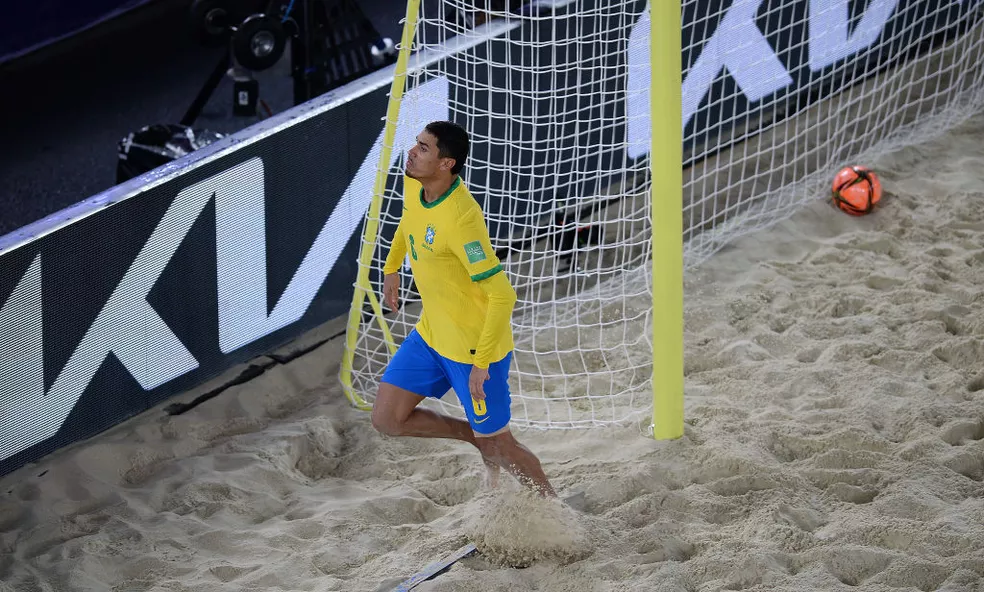 Lucão (foto) foi o destaque da partida, com dois gols