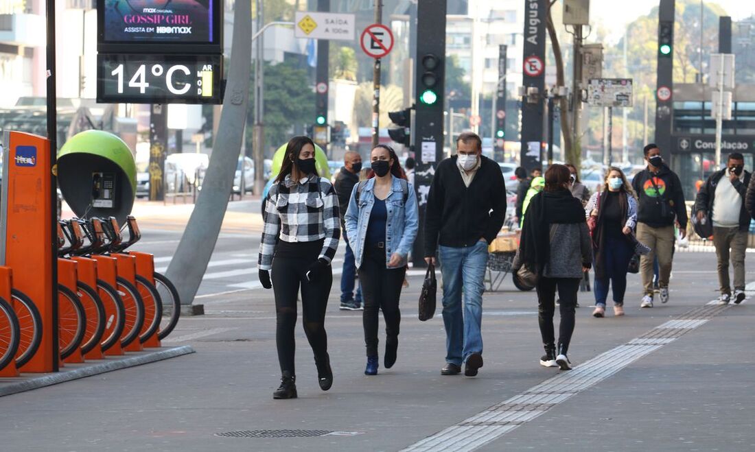 Pessoas andando na rua em São Paulo