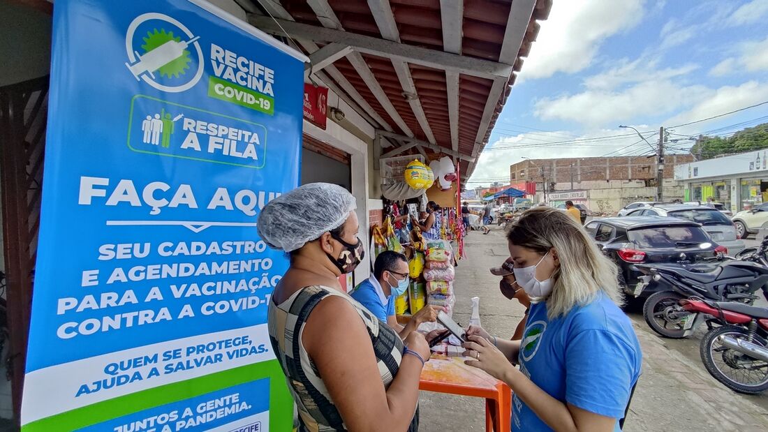 Agendamento da imunização contra a Covid-19 em mercados públicos do Recife