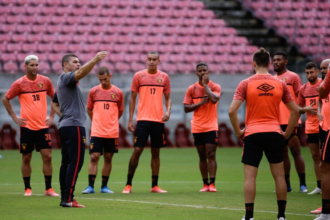 Umberto Louzer conversa com jogadores durante treino na Arena de Pernambuco