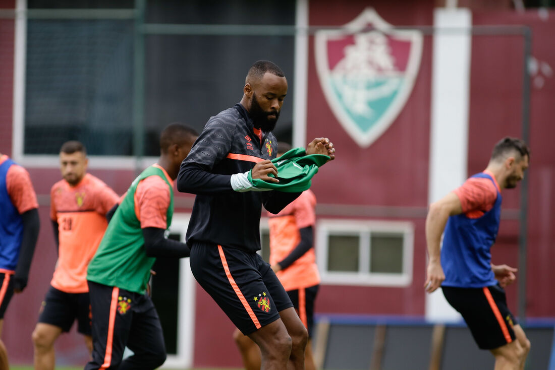 Depois de jogar improvisado na zaga contra o Fla, Marcão volta para a cabeça de área