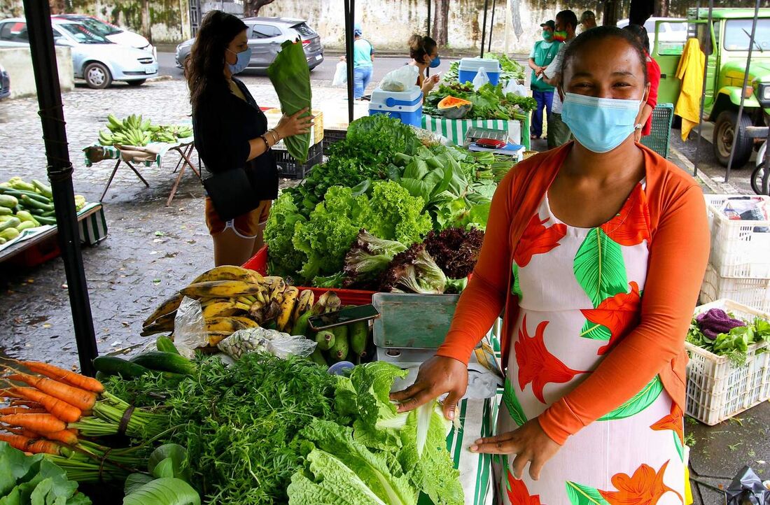 A feirante Maria José vende o que ela mesma planta