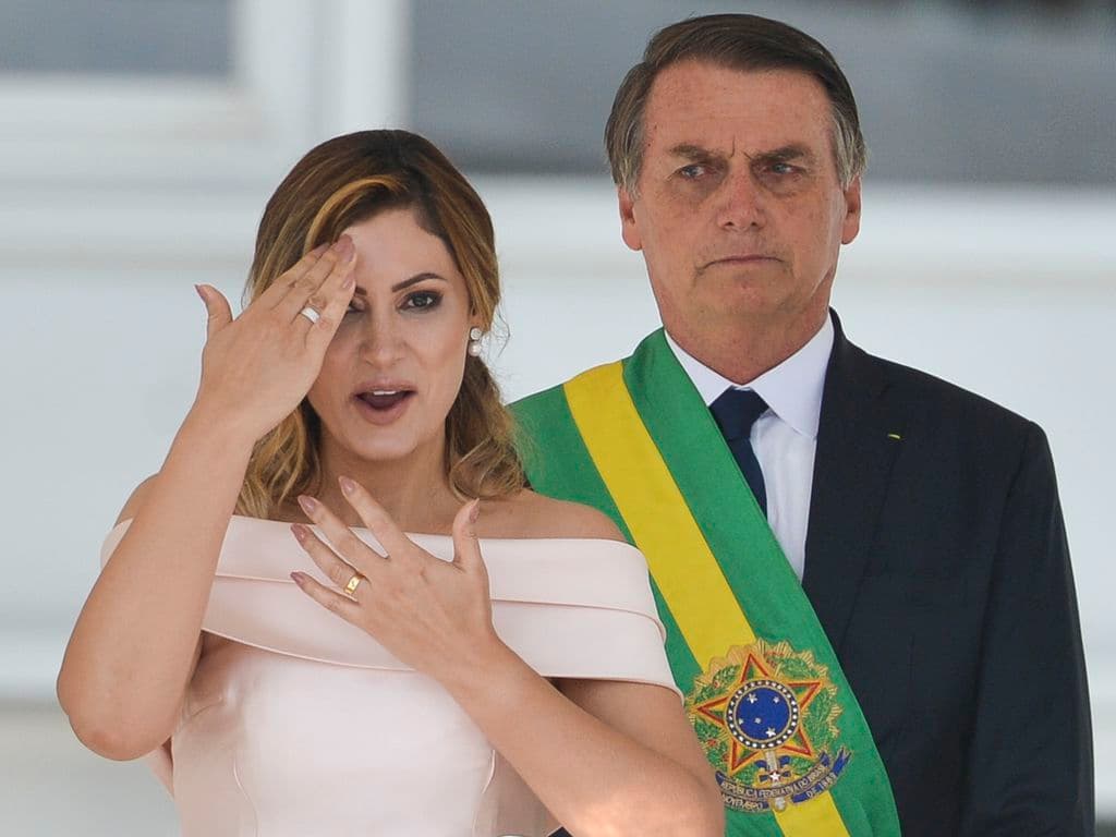 Primeira dama Michele Bolsonaro discursando em Libras