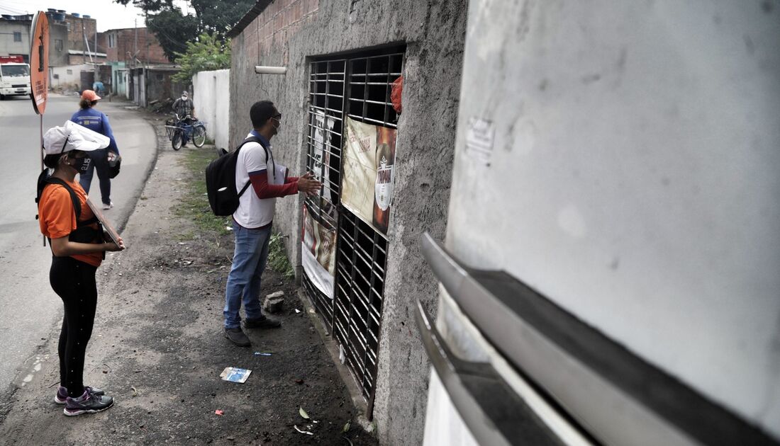 Visita dos agentes de saúde da Prefeitura do Recife para controle contra o mosquito Aedes aegypti