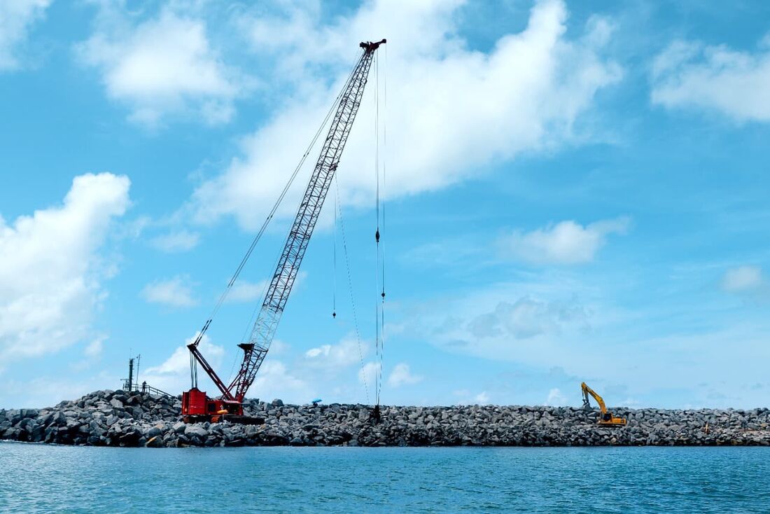 Obras no molhe de Suape