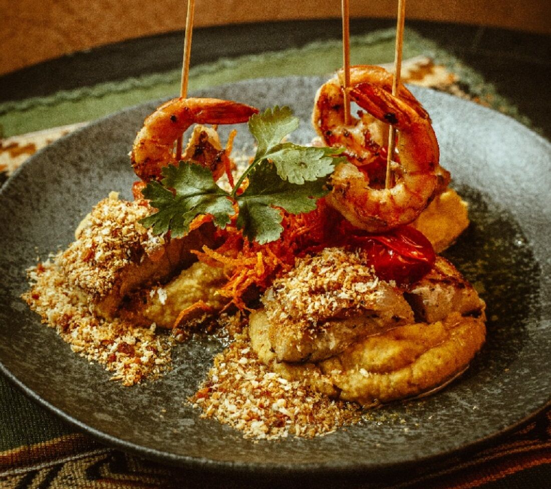 Maras tem filé de peixe grelhado,confit de tomate cereja, purê de grão-de-bico e farofa de bacon crocante