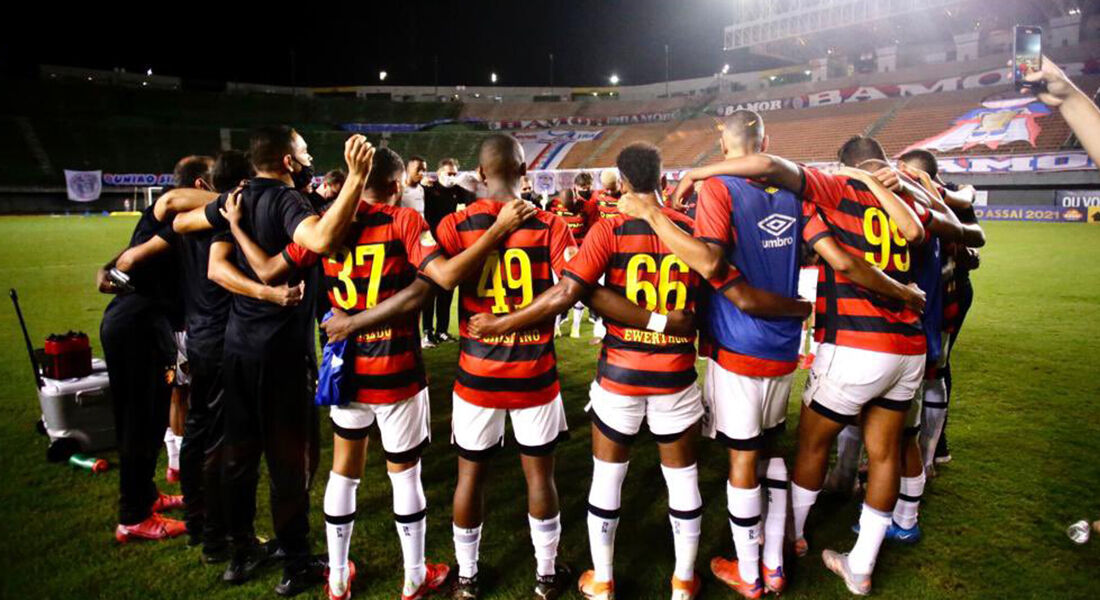 Ao fim do jogo, Louzer reuniu o elenco no gramado para celebrar a vitória