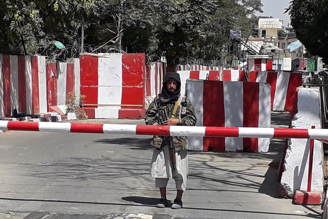 Soldado do grupo terrorista Talibã em frente ao quartel da polícia em  Ghazni