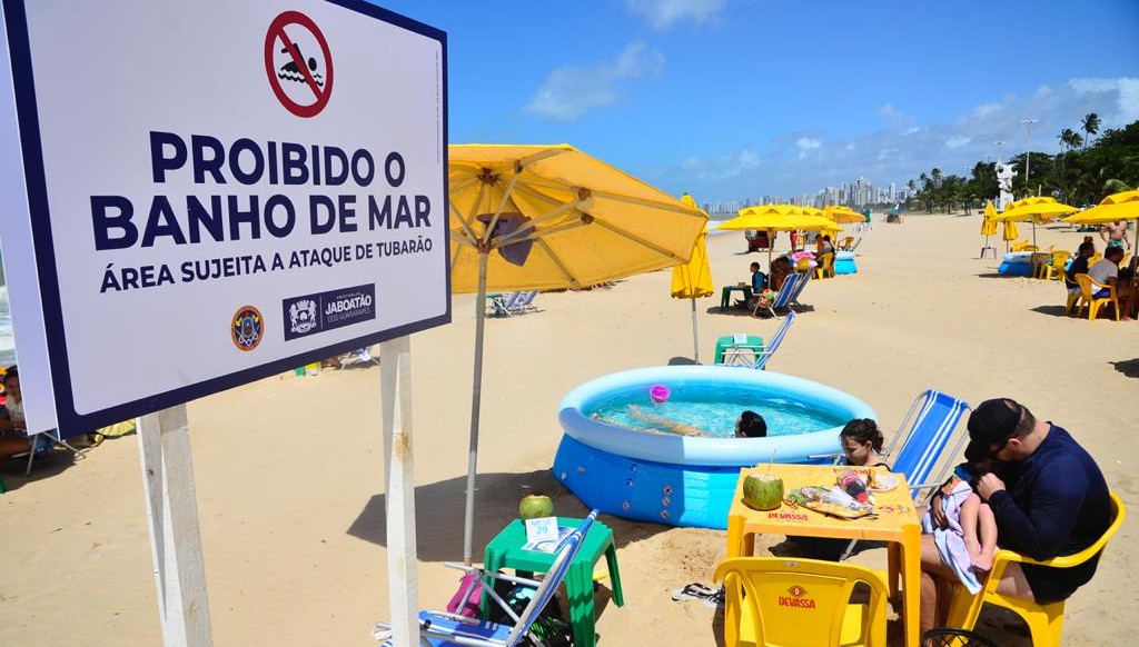 Techo interditado para banho de mar na Praia de Piedade